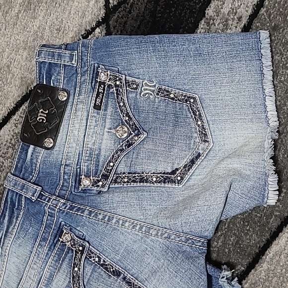 MISS ME EMBROIDERED LEATHER RHINESTONES FLOWERS RAW-EDGE DENIM JEAN SHOR… - Picture 9 of 12